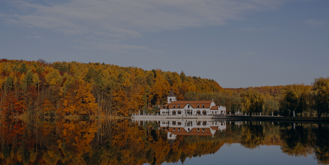 Шуваловское Подворье: Коттеджи у озера, где душа поет!